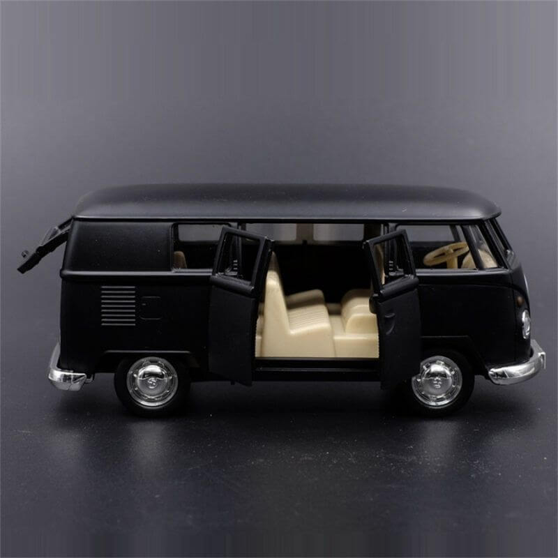 Carro de brinquedo Kombi Volkswagen da cor preto de lado com as portas abertas